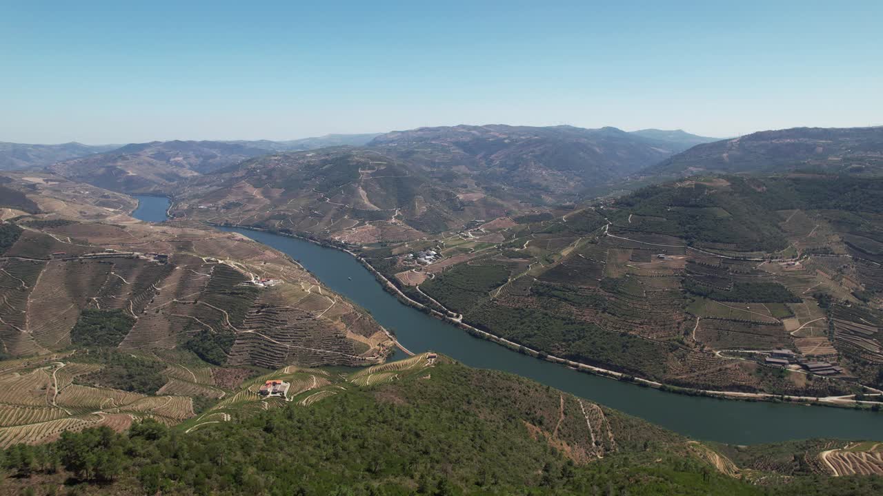 Lo splendido fiume Douro dal punto panoramico di Galafura, vista aerea.
