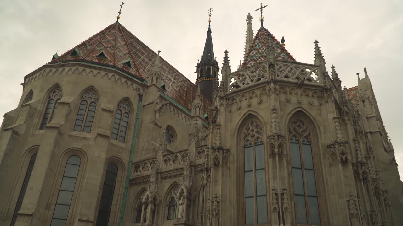 어부의 요새 교회의 아름다운 조상 건축 - 틸트 다운 샷