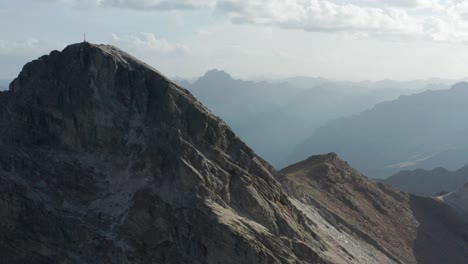 drone volando sobre las montañas, movimiento lateral