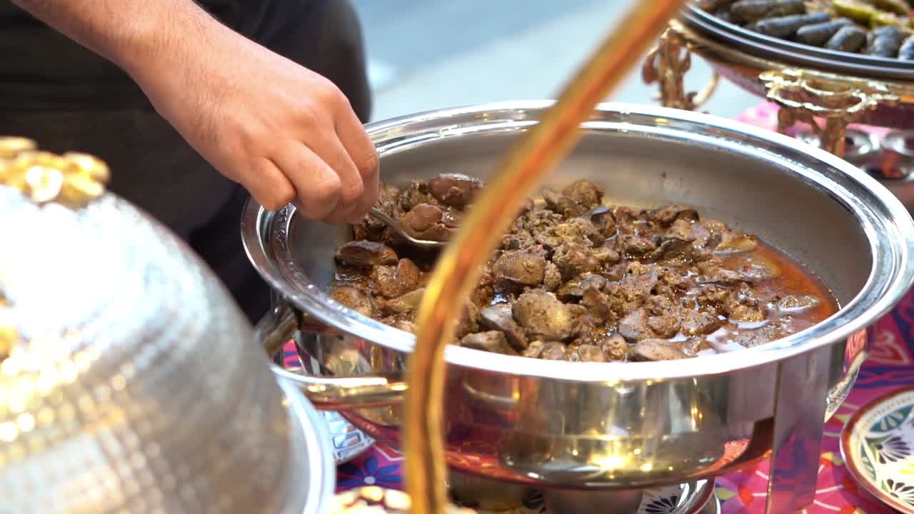 Cận cảnh món ăn trong tiệc buffet mở, góc quay từ trên cao.