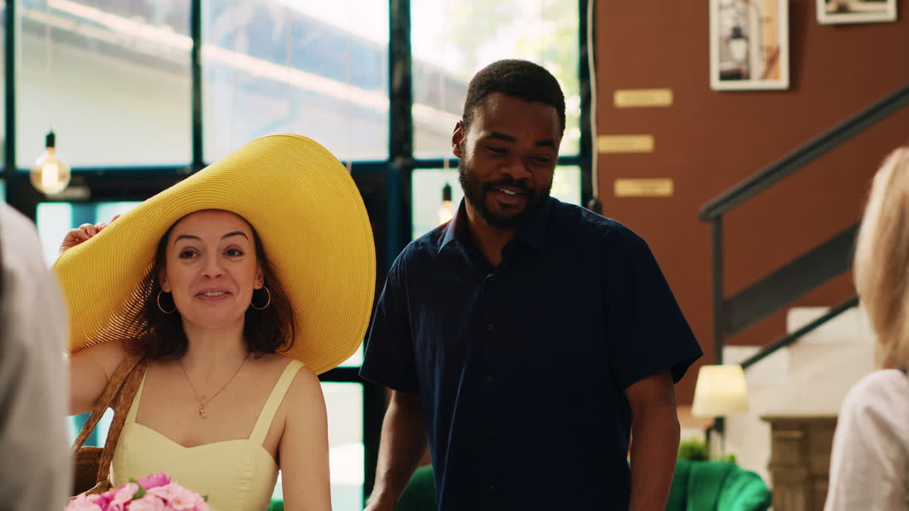 los huéspedes del hotel llegan a un complejo exótico.