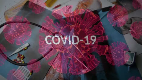 Animation-Von-Makro-Covid-19-Zellen,-Die-Mit-Dem-Wort-„Covid-19“-über-Medizinischer-Ausrüstung-Schweben