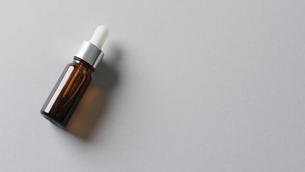 vídeo de la botella de maquillaje con pipeta y espacio de copia sobre fondo blanco