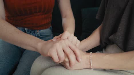 detalle de una mujer estresada consolada por un amigo.