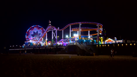 Un-Lapso-De-Tiempo-De-4k-De-La-Rueda-De-La-Fortuna-Y-La-Montaña-Rusa-Del-Muelle-De-Santa-Monica-En-Santa-Monica,-California,-Estados-Unidos-El-01/09/2019