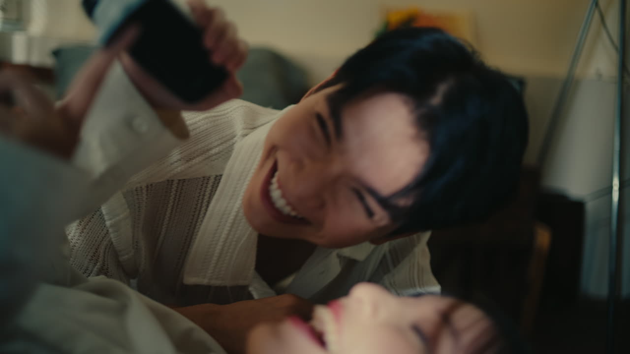 부부 가 함께 즐기는 순간