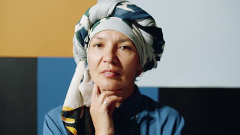 Mujer-Madura-En-Turbante-Retrato