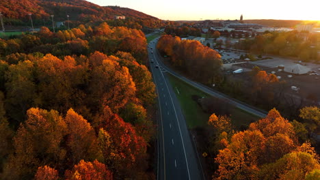 Vuelo-Aéreo-De-Drones-Sobre-La-Carretera-Durante-Una-Luz-Increíble-Al-Atardecer