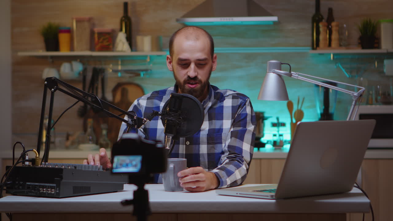influencer con una taza de café