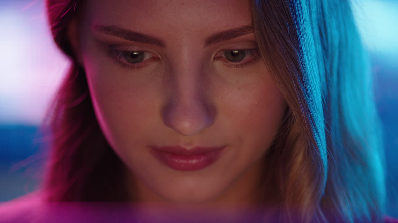 retrato de cerca de una mujer hermosa usando una tableta viendo una película por la noche mirando la pantalla disfrutando del entretenimiento en línea