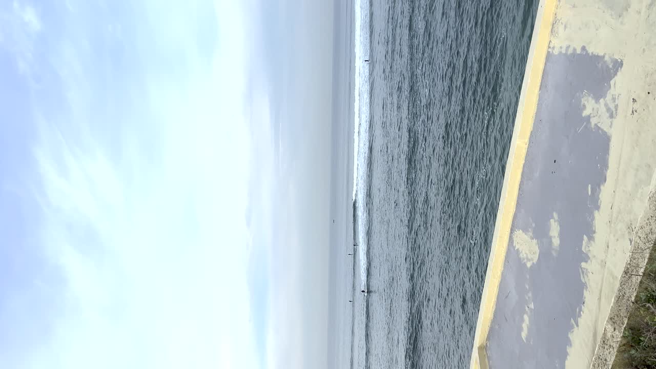 포르투갈 의 카스카이스 해 의 수직 패닝 뷰