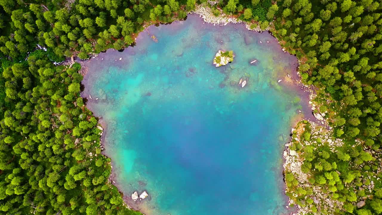 투명한 푸른 물을 가진 푸른 은 호수 위의 공중 풍경 스위스의 사우세오 호수 (lago di sasso) 의 아름다운 물은 초록색 나무가 있는 한가운데에 있습니다.