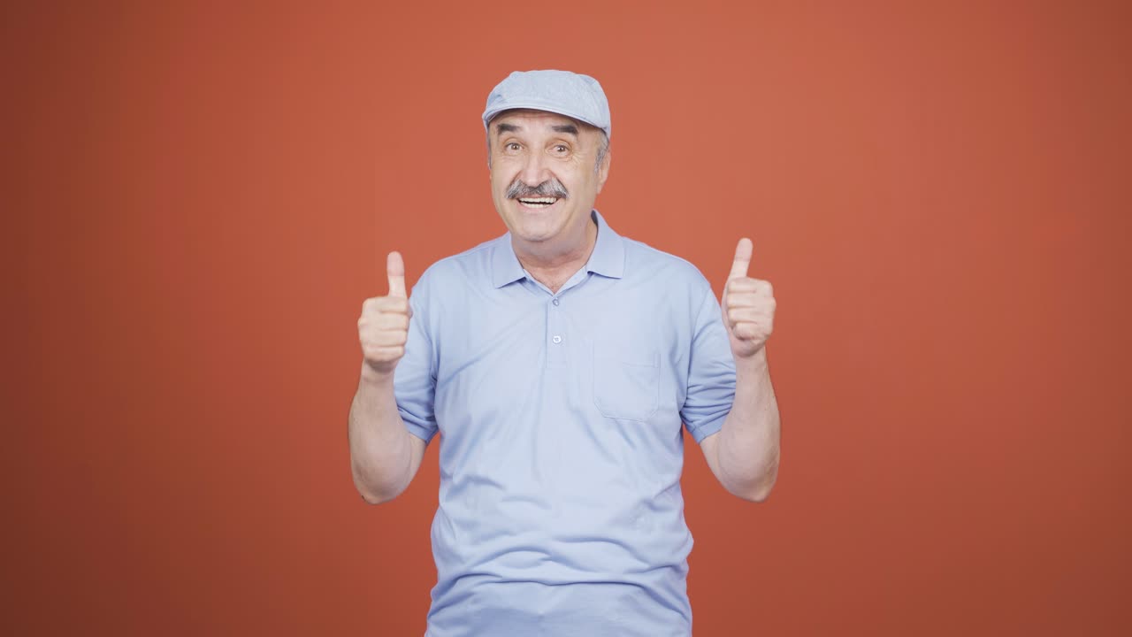 el viejo dice "wow" a la cámara.