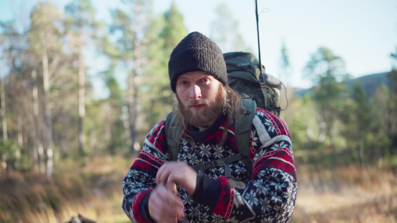 Hildremsvatnet, Trondelag, Norwegia - Mężczyzna przygotowuje się do wyprawy pieszej - Zbliżenie