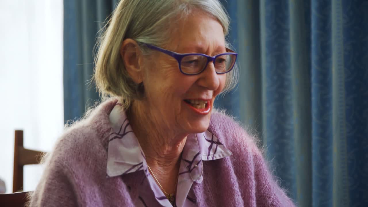 고령 시민들이 서로 소통하는 4k