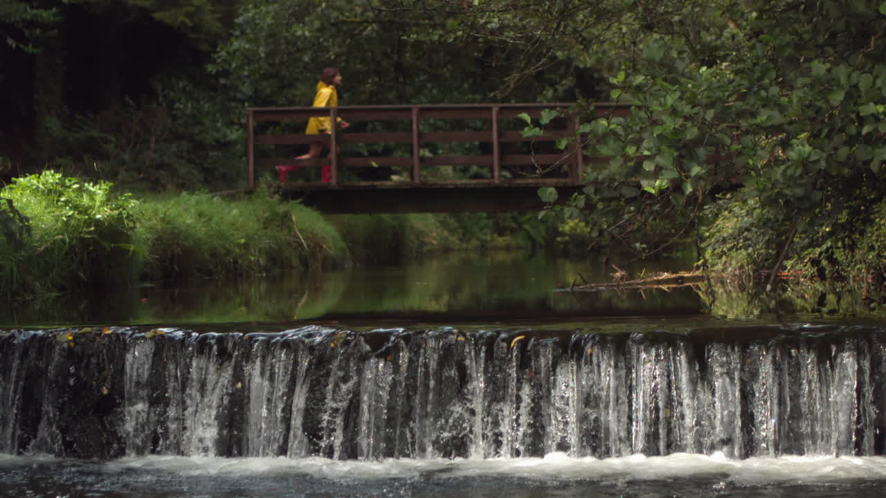 다리를 가로질러 달리는 갈색의 황홀한 폭포의 비디오