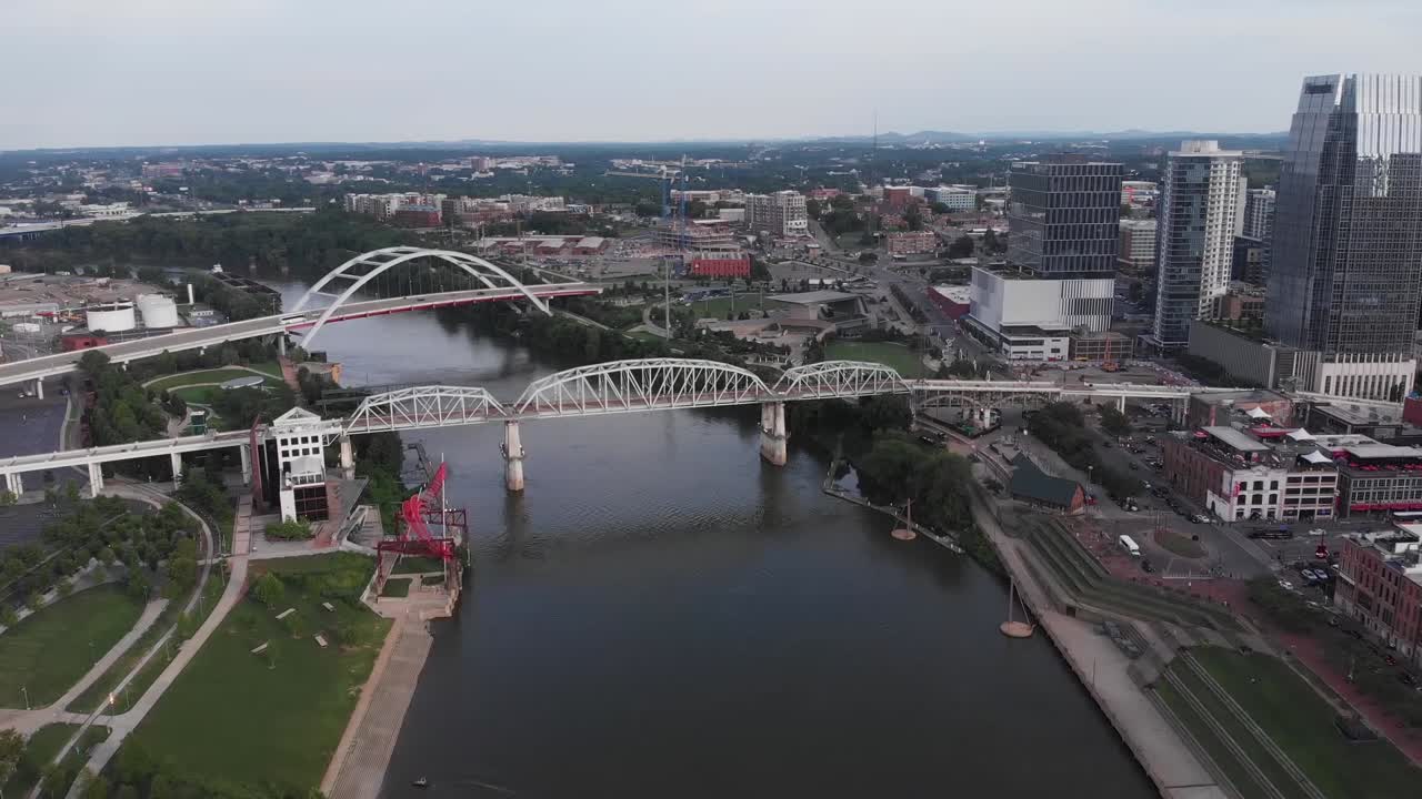 Ponti a traliccio sopra un fiume stretto vicino al centro di Nashville, vista aerea