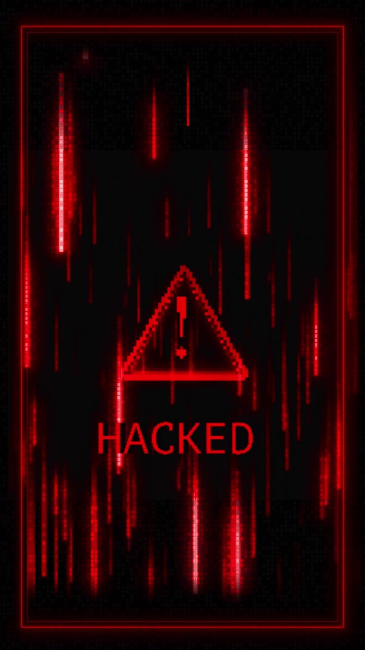 Rode systeemwaarschuwing met foutmelding achtergrond, gloeiende driehoek waarschuwing, glitch lijnen, donker frame, digitaal.