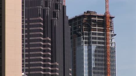 panup de tres edificios altos en la ciudad de atlanta y luego de regreso al horizonte de la ciudad