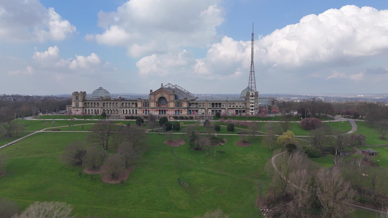 Alexander Palace North London UK drone, ripresa aerea con panoramica lenta