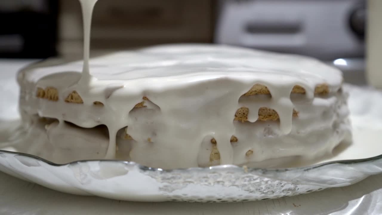 달한 디저트를 만드는 클로즈업. 크림과  초콜릿으로 물을 뿌리고 인 다층 케이크. 측면 뷰.