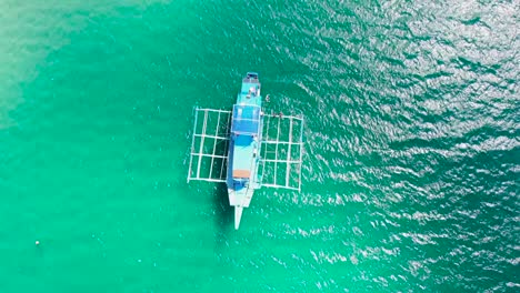 Barco-En-Agua-Azul-Cristalina-Desde-Arriba