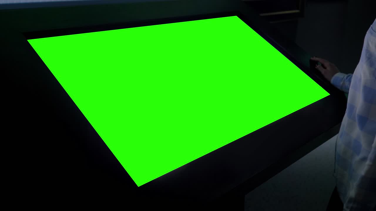 녹색 화면 개념 - 전시회에서 빈 녹색 디스플레이 키오스크를 보는 여성