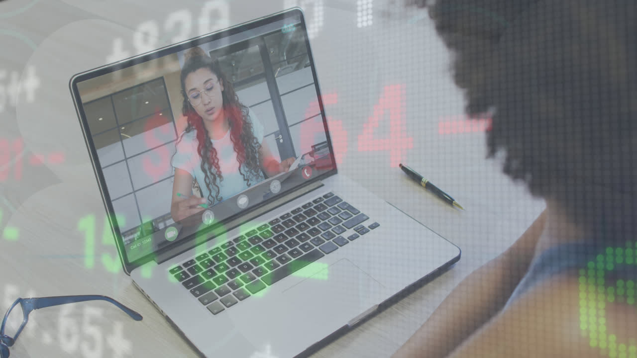 animación de la junta comercial multicolor sobre diversos compañeros de trabajo discutiendo informes en llamada de video