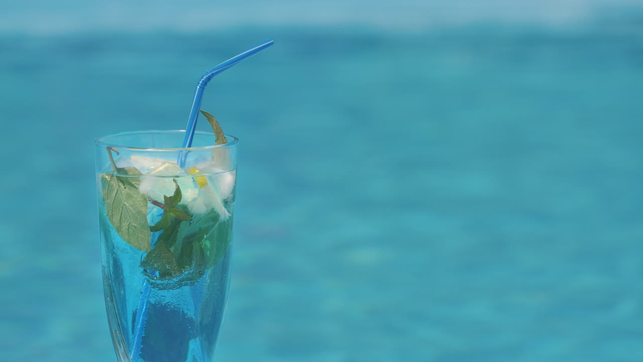 수영장 의 파란 테일