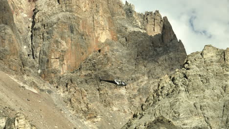 Helicóptero-De-Mantenimiento-Llevando-Una-Carga-Toma-Aérea-De-Los-Alpes-Franceses-Montañas-Rocosas