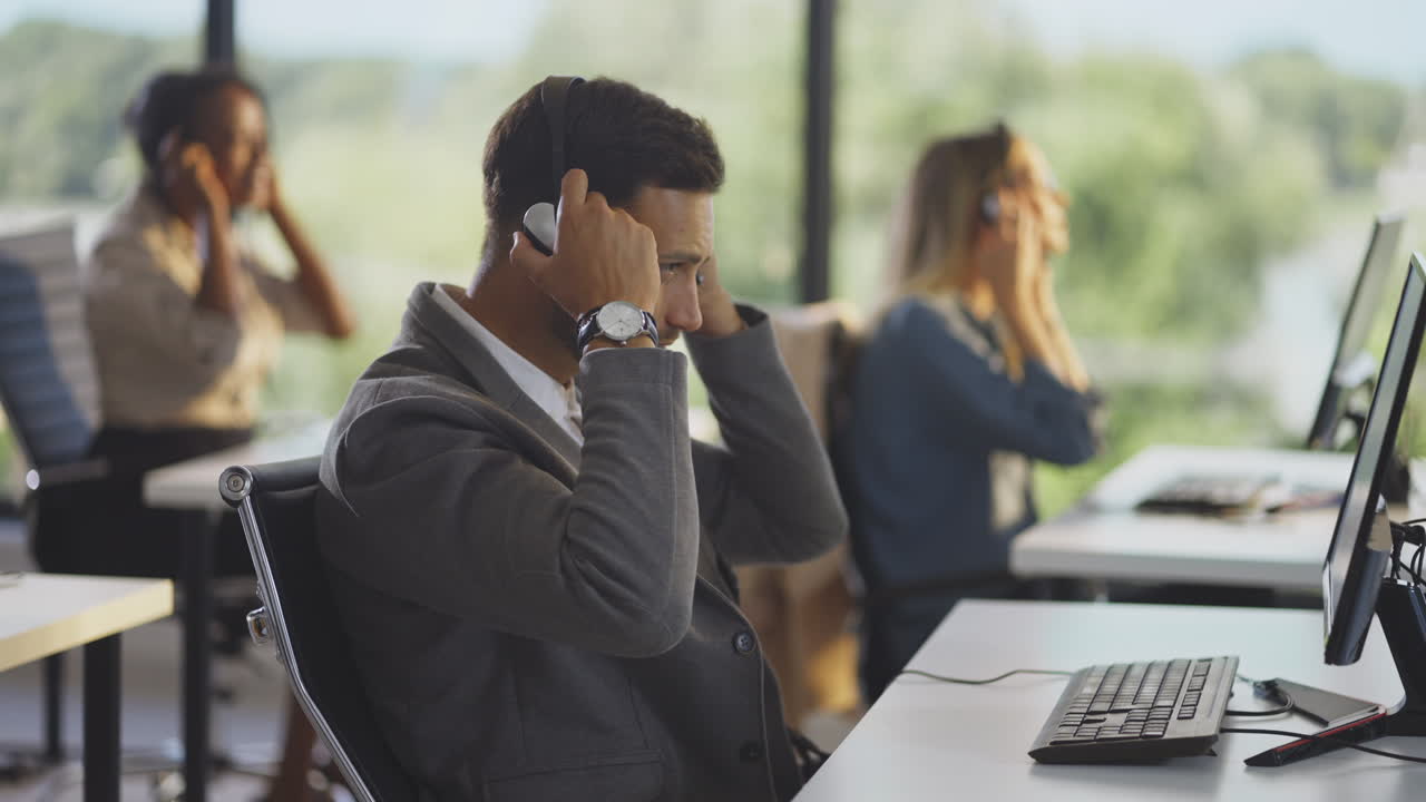 현대적인 사무실에서 일하는 고객 서비스 팀