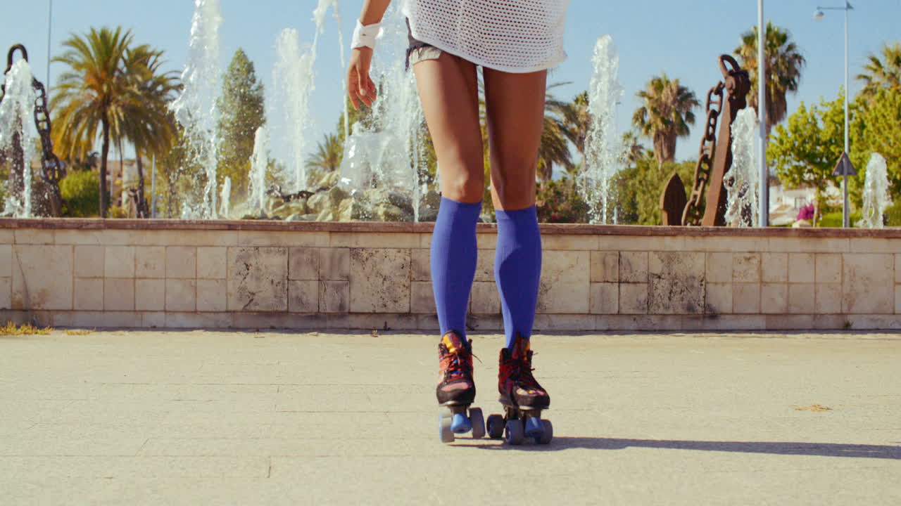 una chica hermosa con un corte de pelo afro en patines