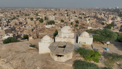 vista aérea de la mezquita histórica en sukkur, sindh, pakistán