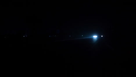 lapso de tiempo de una autopista en la noche con los faros de los vehículos pasando a toda velocidad