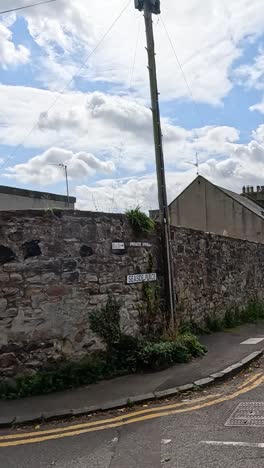 carretera que conduce al campo de golf en fife, escocia