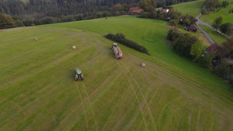 Luftaufnahme-Von-Landwirtschaftlichen-Maschinen,-Die-In-Hügeliger-Landschaft-Ernten