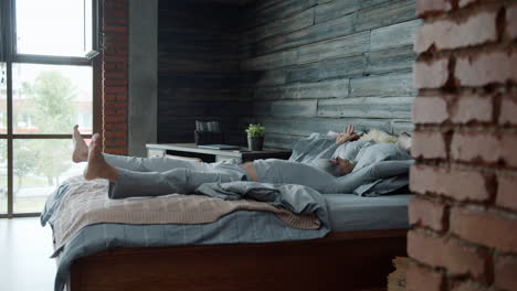 hombre relajándose en la cama
