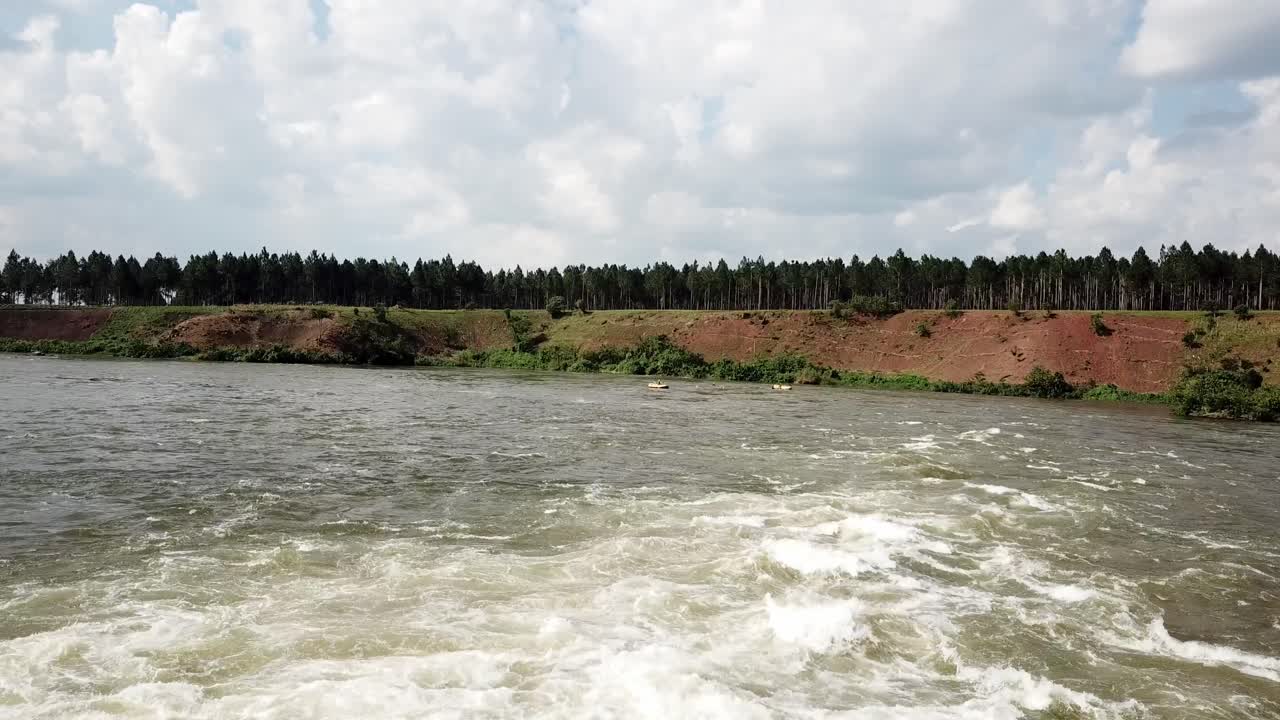 vista aérea de kayakistas en el río nilo jugando en jinja, uganda