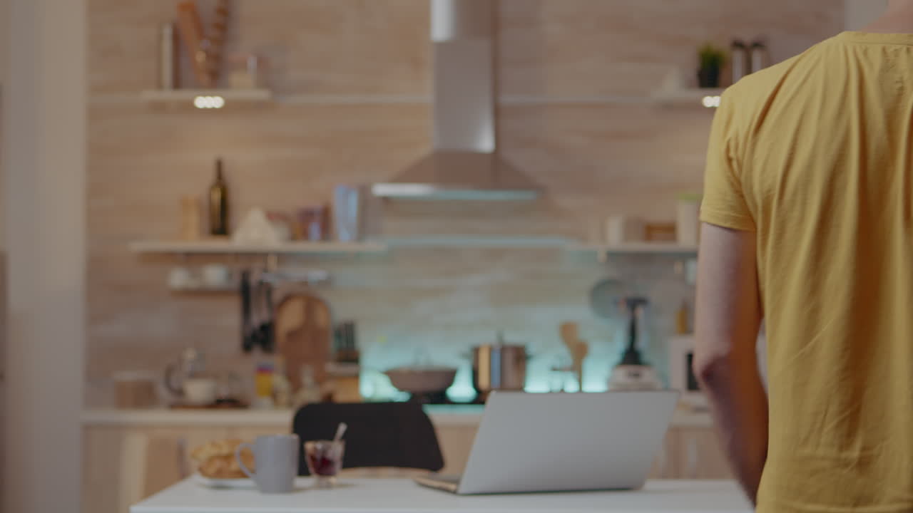 hombre sosteniendo un teléfono inteligente con aplicación de hogar inteligente activa encendiendo la luz