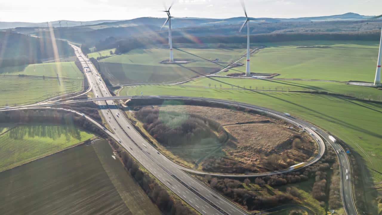밝은 햇빛, 풍차 및 자동차에서 독일 고속도로의 드론 공중 시간 경과