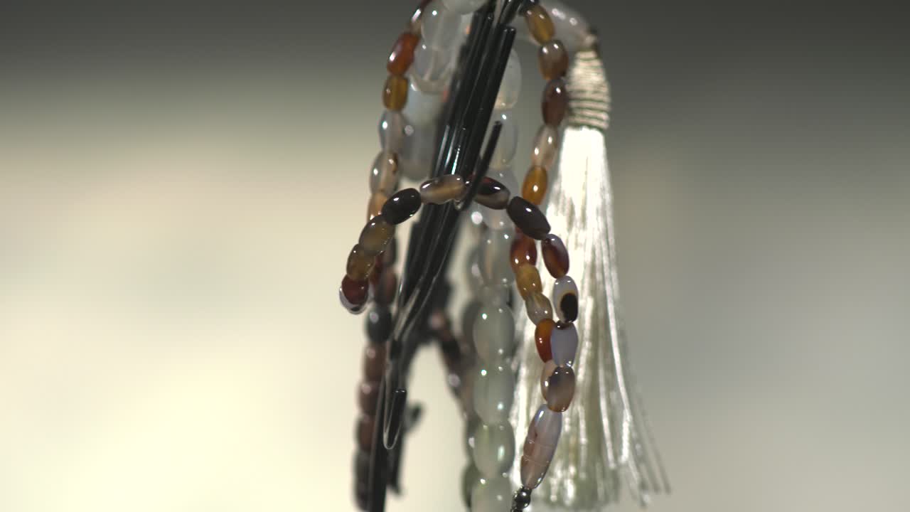 색과 빨간색의 회전 테이블에 많은  rosary 다채로운 보석