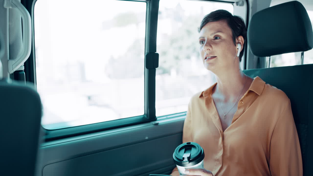 커피 를 마시면서 여행 하는 사업가