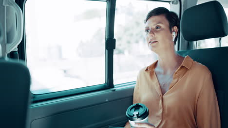 mujer de negocios viajando mientras toma café
