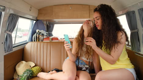 teléfono, viaje por carretera y viajes con amigas