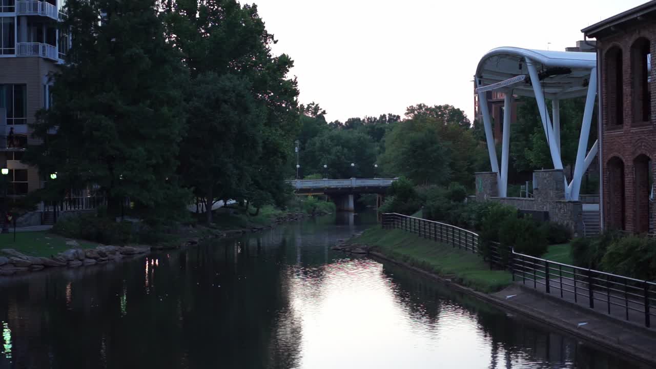 toma de puente con vista a un río en greenville, sc