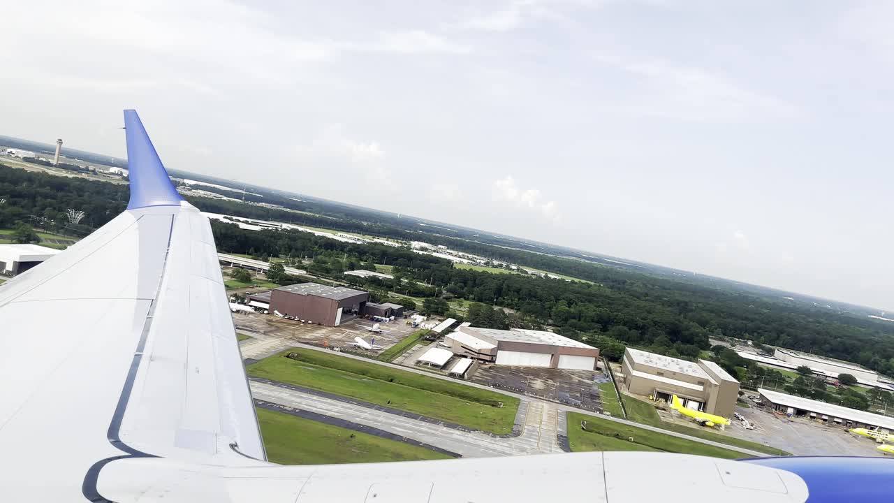 vista desde la cabina: el ala de un avión durante el despegue, desde el aeródromo hasta el cielo