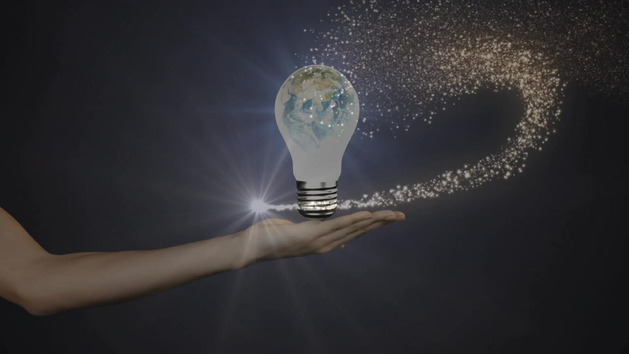 Scintilla superiore che avvia una scia dorata, scintille che orbitano sollevando una lampadina a forma di Terra sopra una mano, mostrando un'idea globale.