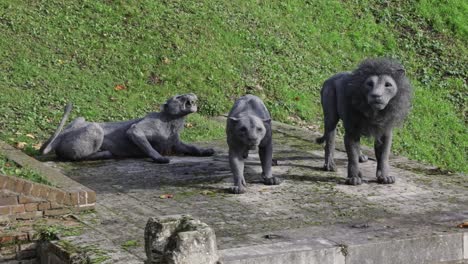 Estatuas-De-Leones-De-Pie-En-Un-Jardín-Cerca-De-La-Torre-De-Londres,-Reino-Unido,-Vista-De-Mano