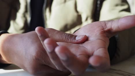 una imagen en primer plano de una mano abierta, con los dedos extendidos