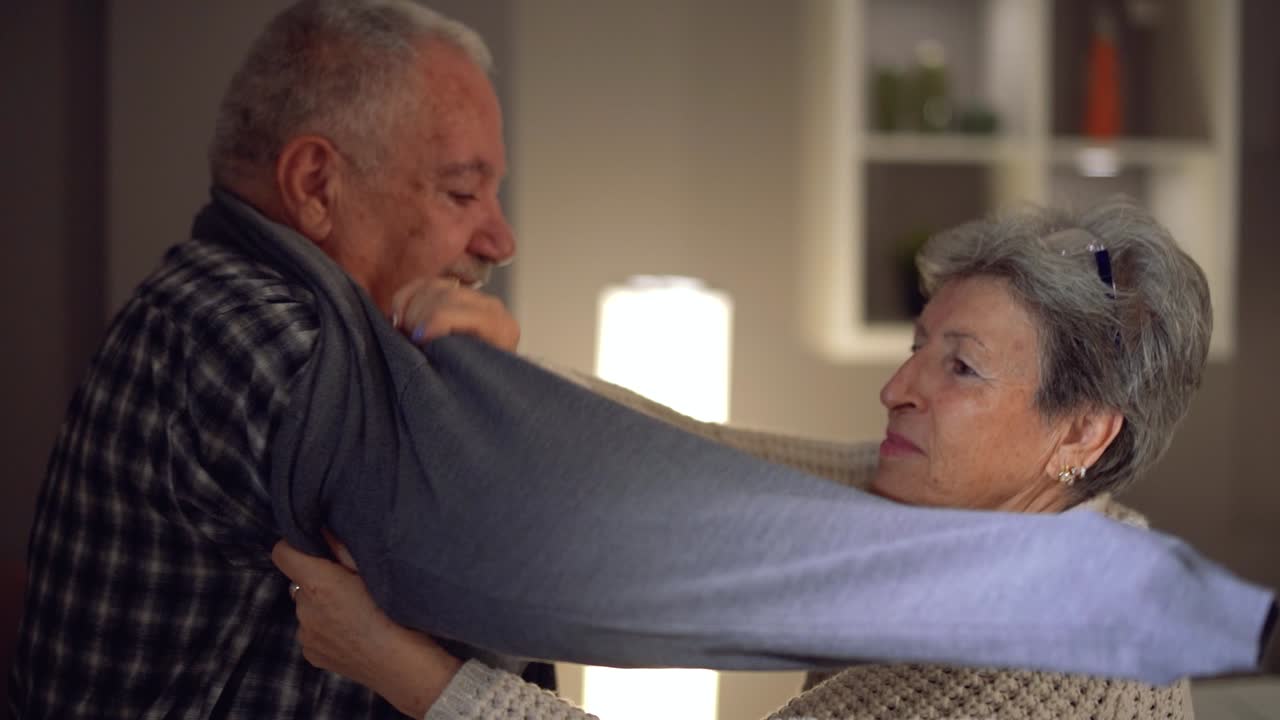 ⁇ 은이 옷을 입고